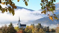 Kirche St. Stefan im Herbst